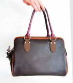 Grand sac artisanal en cuir violet chocolat et camel. Maroquinerie colorée et originale, piece unique fabriquée main à Audierne en bretagne.