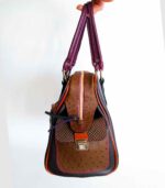 Grand sac artisanal en cuir violet chocolat et camel. Maroquinerie colorée et originale, piece unique fabriquée main à Audierne en bretagne.