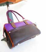 Grand sac artisanal en cuir violet chocolat et camel. Maroquinerie colorée et originale, piece unique fabriquée main à Audierne en bretagne.