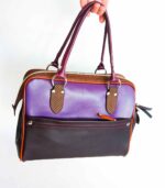 Grand sac artisanal en cuir violet chocolat et camel. Maroquinerie colorée et originale, piece unique fabriquée main à Audierne en bretagne.
