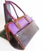 Grand sac artisanal en cuir violet chocolat et camel. Maroquinerie colorée et originale, piece unique fabriquée main à Audierne en bretagne.