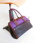 Grand sac artisanal en cuir violet chocolat et camel. Maroquinerie colorée et originale, piece unique fabriquée main à Audierne en bretagne.