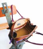 Grand sac artisanal en cuir violet chocolat et camel. Maroquinerie colorée et originale, piece unique fabriquée main à Audierne en bretagne.