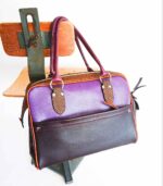 Grand sac artisanal en cuir violet chocolat et camel. Maroquinerie colorée et originale, piece unique fabriquée main à Audierne en bretagne.