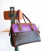 Grand sac artisanal en cuir violet chocolat et camel. Maroquinerie colorée et originale, piece unique fabriquée main à Audierne en bretagne.
