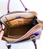 Grand sac artisanal en cuir violet chocolat et camel. Maroquinerie colorée et originale, piece unique fabriquée main à Audierne en bretagne.