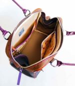 Grand sac artisanal en cuir violet chocolat et camel. Maroquinerie colorée et originale, piece unique fabriquée main à Audierne en bretagne.
