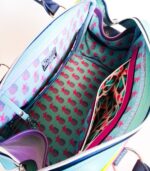 Grand sac en cuir multicolor : violet, rose, turqoiseet jaune. Sac artisanal en cuir. Maroquinerie colorée et originale, artisanat d'art, pièce unique fabriquée main à Audierne en Bretagne.