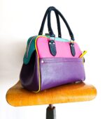 Grand sac en cuir multicolor : violet, rose, turqoiseet jaune. Sac artisanal en cuir. Maroquinerie colorée et originale, artisanat d'art, pièce unique fabriquée main à Audierne en Bretagne.
