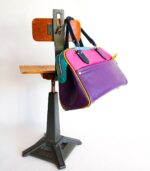 Grand sac en cuir multicolor : violet, rose, turqoiseet jaune. Sac artisanal en cuir. Maroquinerie colorée et originale, artisanat d'art, pièce unique fabriquée main à Audierne en Bretagne.