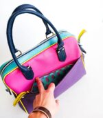 Grand sac en cuir multicolor : violet, rose, turqoiseet jaune. Sac artisanal en cuir. Maroquinerie colorée et originale, artisanat d'art, pièce unique fabriquée main à Audierne en Bretagne.