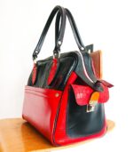 Grand sac en cuir rouge et noir. Sac artisanal en cuir. Maroquinerie colorée et originale, artisanat d'art, pièce unique fabriquée main à Audierne en Bretagne.