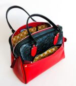 Grand sac en cuir rouge et noir. Sac artisanal en cuir. Maroquinerie colorée et originale, artisanat d'art, pièce unique fabriquée main à Audierne en Bretagne.