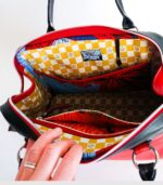 Grand sac en cuir rouge et noir. Sac artisanal en cuir. Maroquinerie colorée et originale, artisanat d'art, pièce unique fabriquée main à Audierne en Bretagne.