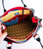 Grand sac en cuir rouge et noir. Sac artisanal en cuir. Maroquinerie colorée et originale, artisanat d'art, pièce unique fabriquée main à Audierne en Bretagne.