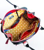 Grand sac en cuir rouge et noir. Sac artisanal en cuir. Maroquinerie colorée et originale, artisanat d'art, pièce unique fabriquée main à Audierne en Bretagne.