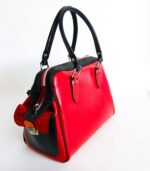 Grand sac en cuir rouge et noir. Sac artisanal en cuir. Maroquinerie colorée et originale, artisanat d'art, pièce unique fabriquée main à Audierne en Bretagne.