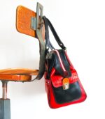 Grand sac en cuir rouge et noir. Sac artisanal en cuir. Maroquinerie colorée et originale, artisanat d'art, pièce unique fabriquée main à Audierne en Bretagne.