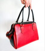 Grand sac en cuir rouge et noir. Sac artisanal en cuir. Maroquinerie colorée et originale, artisanat d'art, pièce unique fabriquée main à Audierne en Bretagne.