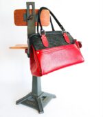 Grand sac en cuir rouge et noir. Sac artisanal en cuir. Maroquinerie colorée et originale, artisanat d'art, pièce unique fabriquée main à Audierne en Bretagne.