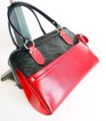 Grand sac en cuir rouge et noir. Sac artisanal en cuir. Maroquinerie colorée et originale, artisanat d'art, pièce unique fabriquée main à Audierne en Bretagne.