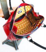 Grand sac en cuir rouge et noir. Sac artisanal en cuir. Maroquinerie colorée et originale, artisanat d'art, pièce unique fabriquée main à Audierne en Bretagne.