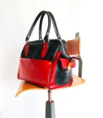 Grand sac en cuir rouge et noir. Sac artisanal en cuir. Maroquinerie colorée et originale, artisanat d'art, pièce unique fabriquée main à Audierne en Bretagne.