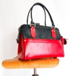 Grand sac en cuir rouge et noir. Sac artisanal en cuir. Maroquinerie colorée et originale, artisanat d'art, pièce unique fabriquée main à Audierne en Bretagne.
