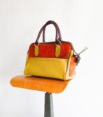 Grand sac en cuir vert amande et camel. Sac artisanal en cuir. Maroquinerie colorée et originale, artisanat d'art, pièce unique fabriquée main à Audierne en Bretagne.