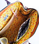 Grand sac en cuir vert amande et camel. Sac artisanal en cuir. Maroquinerie colorée et originale, artisanat d'art, pièce unique fabriquée main à Audierne en Bretagne.