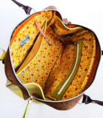Grand sac en cuir vert amande et camel. Sac artisanal en cuir. Maroquinerie colorée et originale, artisanat d'art, pièce unique fabriquée main à Audierne en Bretagne.