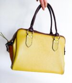 Grand sac en cuir vert amande et camel. Sac artisanal en cuir. Maroquinerie colorée et originale, artisanat d'art, pièce unique fabriquée main à Audierne en Bretagne.