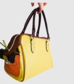 Grand sac en cuir vert amande et camel. Sac artisanal en cuir. Maroquinerie colorée et originale, artisanat d'art, pièce unique fabriquée main à Audierne en Bretagne.