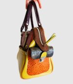 Grand sac en cuir vert amande et camel. Sac artisanal en cuir. Maroquinerie colorée et originale, artisanat d'art, pièce unique fabriquée main à Audierne en Bretagne.