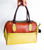 Grand sac en cuir vert amande et camel. Sac artisanal en cuir. Maroquinerie colorée et originale, artisanat d'art, pièce unique fabriquée main à Audierne en Bretagne.