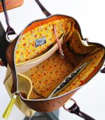 Grand sac en cuir vert amande et camel. Sac artisanal en cuir. Maroquinerie colorée et originale, artisanat d'art, pièce unique fabriquée main à Audierne en Bretagne.