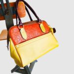 Grand sac en cuir vert amande et camel. Sac artisanal en cuir. Maroquinerie colorée et originale, artisanat d'art, pièce unique fabriquée main à Audierne en Bretagne.