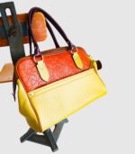 Grand sac en cuir vert amande et camel. Sac artisanal en cuir. Maroquinerie colorée et originale, artisanat d'art, pièce unique fabriquée main à Audierne en Bretagne.