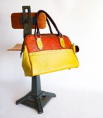 Grand sac en cuir vert amande et camel. Sac artisanal en cuir. Maroquinerie colorée et originale, artisanat d'art, pièce unique fabriquée main à Audierne en Bretagne.