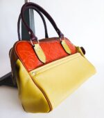 Grand sac en cuir vert amande et camel. Sac artisanal en cuir. Maroquinerie colorée et originale, artisanat d'art, pièce unique fabriquée main à Audierne en Bretagne.