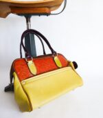 Grand sac en cuir vert amande et camel. Sac artisanal en cuir. Maroquinerie colorée et originale, artisanat d'art, pièce unique fabriquée main à Audierne en Bretagne.