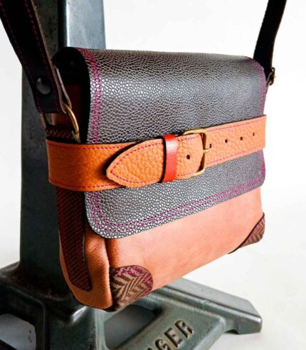 Petit sac bandoulière artisanal Modèle Ito. Petit sac cuir fait main à Audierne, Finistère Bretagne. Petit sac femme. Petit sac cuir camel, noir et rouille. petit sac beige petit sac original Maela créations