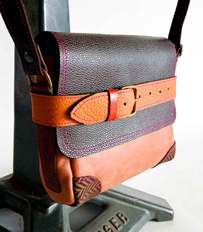 Petit sac bandoulière artisanal Modèle Ito. Petit sac cuir fait main à Audierne, Finistère Bretagne. Petit sac femme. Petit sac cuir camel, noir et rouille. petit sac beige petit sac original Maela créations