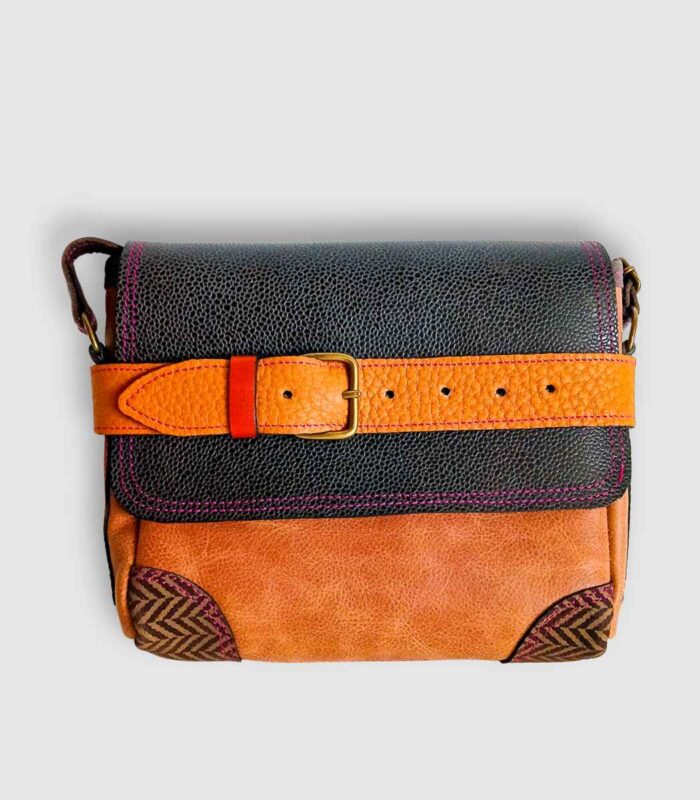 Petit sac bandoulière artisanal Modèle Ito. Petit sac cuir fait main à Audierne, Finistère Bretagne. Petit sac femme. Petit sac cuir camel, noir et rouille. petit sac beige petit sac original Maela créations