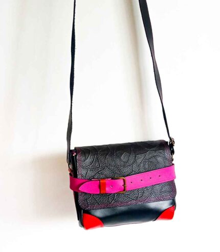 Petit sac bandoulière artisanal Modèle Ito. Petit sac cuir fait main à Audierne, Finistère Bretagne. Petit sac femme. Petit sac cuir noir, rouge et rose. petit sac rouge petit sac original Maela créations