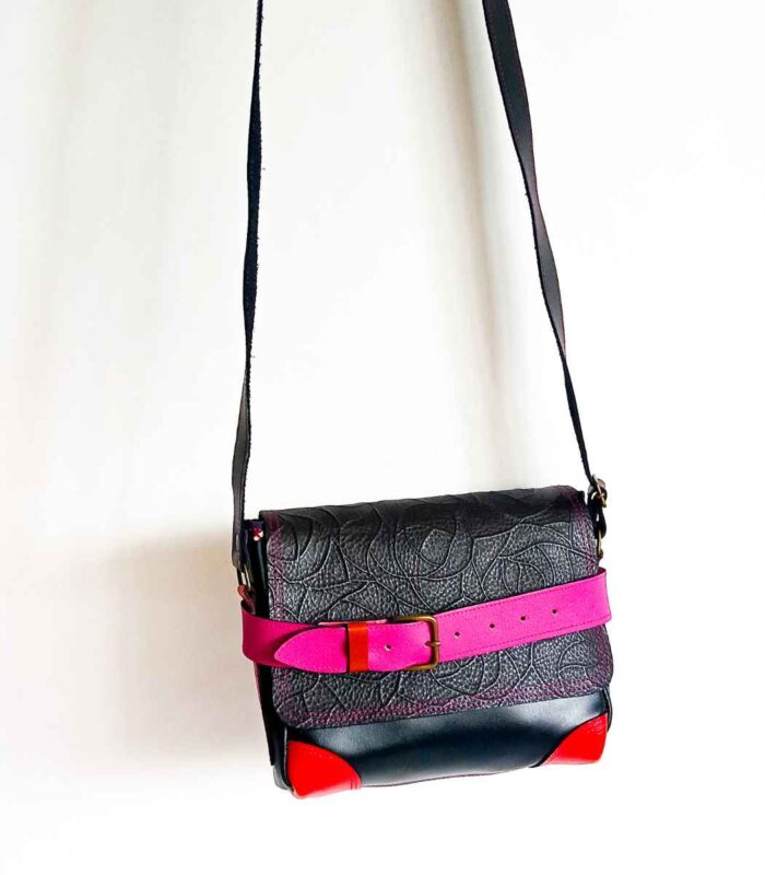Petit sac bandoulière artisanal Modèle Ito. Petit sac cuir fait main à Audierne, Finistère Bretagne. Petit sac femme. Petit sac cuir noir, rouge et rose. petit sac rouge petit sac original Maela créations