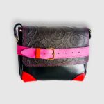 Petit sac bandoulière artisanal Modèle Ito. Petit sac cuir fait main à Audierne, Finistère Bretagne. Petit sac femme. Petit sac cuir noir, rouge et rose. petit sac rouge petit sac original Maela créations