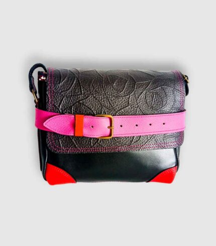 Petit sac bandoulière artisanal Modèle Ito. Petit sac cuir fait main à Audierne, Finistère Bretagne. Petit sac femme. Petit sac cuir noir, rouge et rose. petit sac rouge petit sac original Maela créations