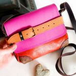 Petit sac bandoulière artisanal Modèle Ito. Petit sac cuir fait main à Audierne, Finistère Bretagne. Petit sac femme. Petit sac cuir rose, rouille et beige. sac multicolor, petit sac pep's Maela créations