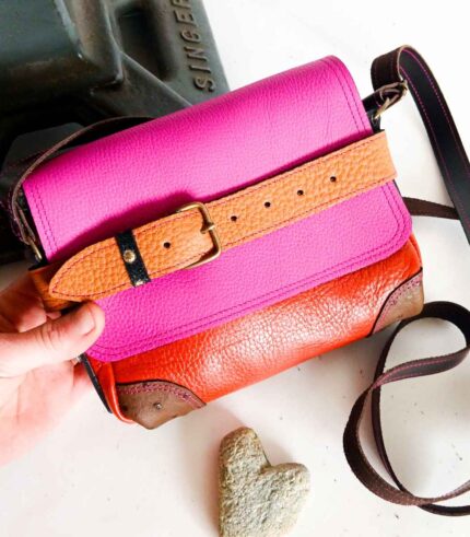 Petit sac bandoulière artisanal Modèle Ito. Petit sac cuir fait main à Audierne, Finistère Bretagne. Petit sac femme. Petit sac cuir rose, rouille et beige. sac multicolor, petit sac pep's Maela créations
